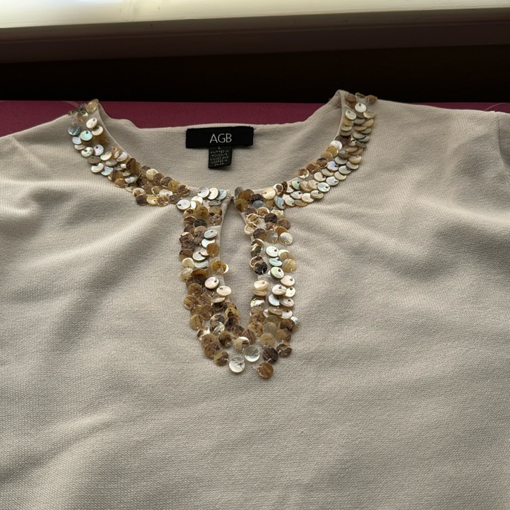 White knit summer wear top w keyhole neck w beading of sea shell embellishments
